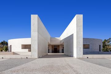 El templo cristiano de estilo moderno (1996-2007) situado en el Santuario de Ftima tiene una superficie de 8.700 metros cuadrados y una altura de 18 metros. El recinto tiene una capacidad para 8.800 asientos. 