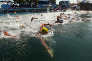 Los nadadores durante la prueba de aguas abiertas de 10 km.