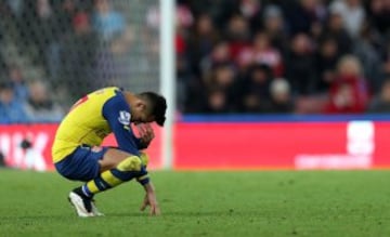 Alexis Sánchez jugó todo el partido y pese a algunas buenas jugadas, no pudo ayudar al Arsenal que pagó caro el pésimo primer tiempo.