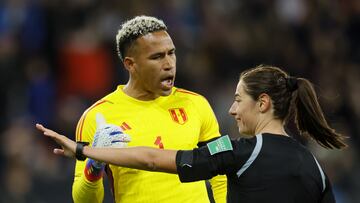 Mainz (Germany), 25/03/2023.- Peru'Äôs goalkeeper Pedro Gallese (L) speaks to referee Maria Sole Caputi (R) during the international friendly soccer match between Germany and Peru in Mainz, Germany, 25 March 2023. (Futbol, Amistoso, Alemania) EFE/EPA/RONALD WITTEK
