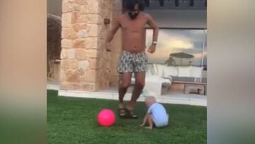 Andrea Pirlo no tiene piedad, ni con sus hijos