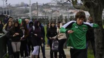 <b>FOCO DE ATENCIÓN. </b>Las jóvenes cántabras perseguían ayer a Canales para conseguir la foto y el autógrafo con su precoz ídolo.