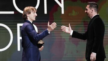 Modric se luci車 con Messi