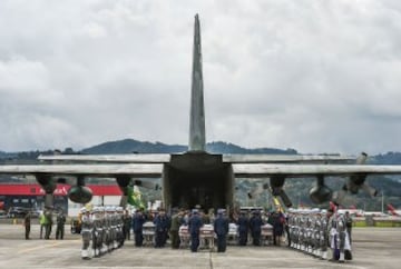 El cortejo fúnebre salió del aeropuerto Olaya Herrera y dejó una estela de tristeza y vacío por las calles de Medellín en donde dieron el último adiós a los campeones del Chapecoense, los campeones de la prensa y los campeones de la tripulación. ¡Que tengan buen viaje amigos!