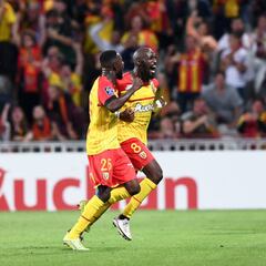 El Lens gana y presiona al PSG