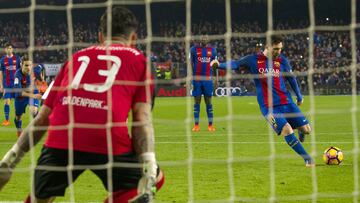 Messi marca de penalti.