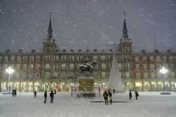 Durante todo el día ha caído una intensa nevada en Madrid que ha dejado estampas muy poco habituales en esta ciudad.