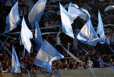 Aficionados argentinos dentro del estadio antes del partido.