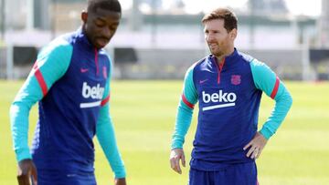 Messi observa el entrenamiento del Bar&ccedil;a con Demb&eacute;l&eacute; en primer plano.