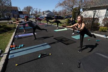  Jamie Benedik es instructora de tres gimnasios en West Islip, un barrio del condado de Suffolk en el estado estadounidense de Nueva York, durante estos días ha visto como han cerrado todos los recintos deportivos donde trabaja debido a la pandemia del Co