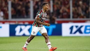 CURITIBA, BRAZIL - DECEMBER 1: Jhon Arias of Fluminense celebrates his goal during the Brasileirao 2024 match between Athletico Paranaense and Fluminense at Arena da Baixada on December 1, 2024 in Curitiba, Brazil. (Photo by Rodolfo Buhrer/Eurasia Sport Images/Getty Images)