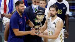 Felipe Reyes y Sergio Llull levantan la Supercopa.