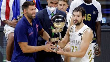 Felipe Reyes y Sergio Llull levantan la Supercopa.