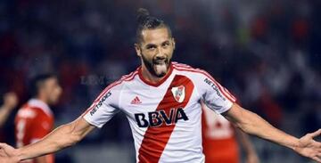 Marcelo Larrondo ganó la Recopa Conmebol Sudamericana 2016 con River Plate (Argentina). No jugó ninguno de los dos partidos, pero estaba en el plantel.  