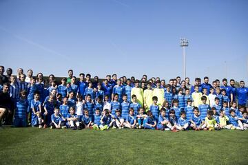 El primer equipo del Espanyol, con los participantes en el Campus de Semana Santa.