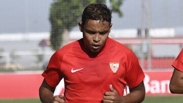 Entrenamiento de Muriel junto a Gabriel Mercado en el Sevilla