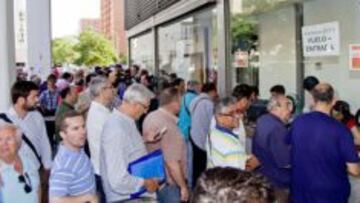 Colas en el Pizjúan en busca de entradas para Varsovia