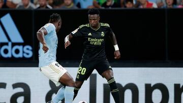 Vinicius encarando a Aidoo durante el partido que enfrentaba al Celta y al Madrid.