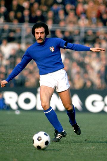 Italia es un pa¨ªs futbol¨ªsticamente afamado por sus f¨¦rreas defensas, que le han llevado a alcanzar la gloria deportiva en varias ocasiones, pero tambi¨¦n cuenta con figuras hist¨®ricas en ataque como es el caso de Franco Causio, que levant¨® el Mundial de Espa?a de 1982 y gan¨® seis Scudetti con la Juventus. Se retir¨® del c¨¦sped, pero no se alej¨® de la pelota, y en 1995 prob¨® en f¨²tbol playa ayudando a Italia a alcanzar las semifinales de la Copa del Mundo de Beach Soccer.