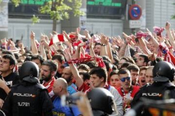 Ambientazo de las aficiones antes del Real Madrid-Atlético