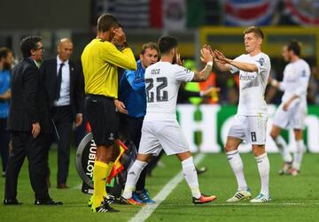 Toni Kroos is substituted by Isco during the UEFA Champions League