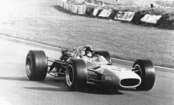 Jackie Stewart, es un ex piloto de automovilismo de velocidad británico. Consiguió los campeonatos de  1969, 1971 y 1973, además de subcampeón en 1968 y 1972, y tercero en 1965. En sus 99 carreras como piloto de las escuderías BRM, Matra, March y Tyrrell, obtuvo 27 victorias, 43 podios y 17 pole positions.