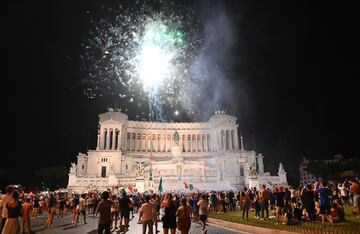 Los aficionados italianos celebran la victoria de su selección en Roma.