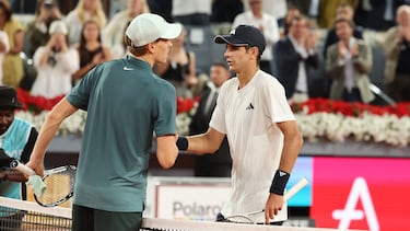 Jannik Sinner y Rafael Jódar se saludan al término del partido de cuartos de final del Masters 1.000 de Madrid.