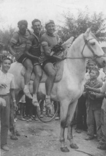 Mariano Cañardo junto a otros dos corredores. 