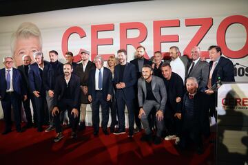 Foto de familia. Enrique Cerezo posa con algunos de los asisitentes a su homenaje.