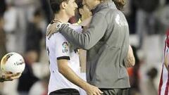 <b>FUTUROS COMPAÑEROS. </b>Aduriz y Llorente, que compartirán delantera en el Athletic, charlan en el partido que enfrentó a los dos equipos la pasada temporada en Mestalla .