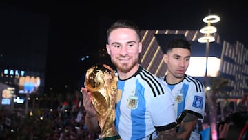 Alexis Mac Allister, con la Copa de campeón del mundo.