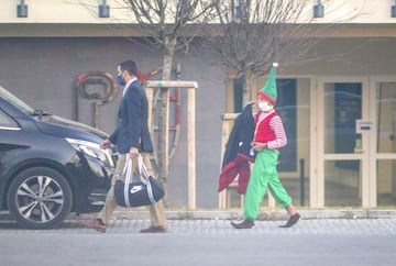 Georgina Rodr&iacute;guez va a la escuela a recoger a Ronaldo Jr., vestida de elfo para la obra navide&ntilde;a.