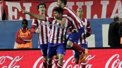 Diego Costa, felicitado por sus compa&ntilde;eros.