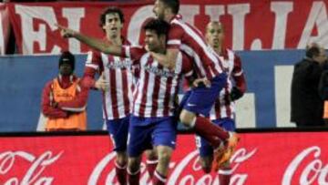 Diego Costa, felicitado por sus compa&ntilde;eros.