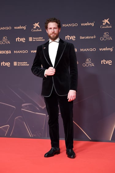 El actor Álvaro Cervantes posa en la alfombra roja de la 40º edición de los Premios Goya.
