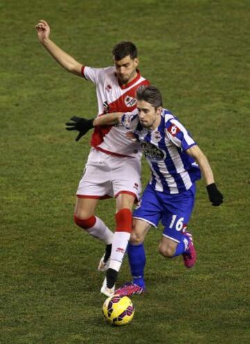 El jugador del Rayo Baptistao pelea un balón con el portugués Luisinho, del Deportivo de La Coruña.