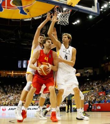 Tibor Pleiss, Dirk Nowitzki y Pau Gasol.