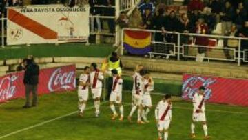 Los jugadores del Rayo celebran el gol de Larrivey.