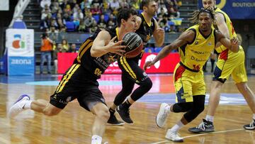 GRAF4672 LA LAGUNA (Canarias) 4/3/2018.- Rodrigo San Miguel,iz., de Iberostar Tenerife y Andrew Albicy del Morabanc, durante el partido de la vigésimo primera jornada de Liga que disputaron hoy en La Laguna(Tenerife) .EFE/Cristóbal Garc&iacu