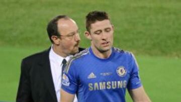 Benítez, junto a Gary Cahill, en el partido de Yokohama.