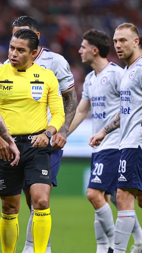 Referee Victor Alfonso Caceres during the 7th round match between Guadalajara and Cruz Azul as part of the Liga BBVA MX, Torneo Apertura 2025 at Akron Stadium, on August 30, 2025 in Guadalajara, Jalisco, Mexico.