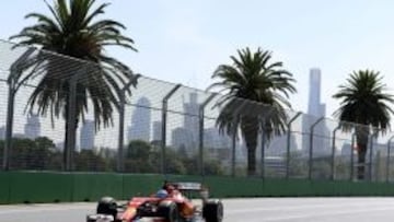 Fernando Alonso, tras los Mercedes en Melbourne