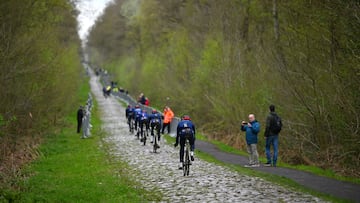 Caídas sobre el pavés en el reconocimiento de la París-Roubaix