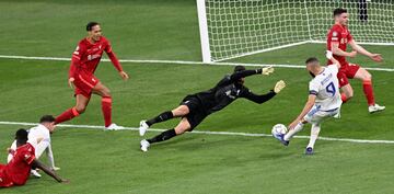 Benzema en la jugada del gol anulado por fuera de juego. 