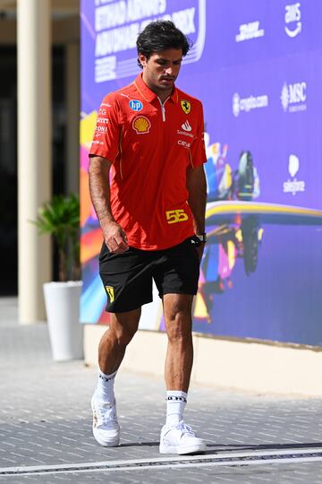 Carlos Sainz a su llegada al circuito de Yas Marina.