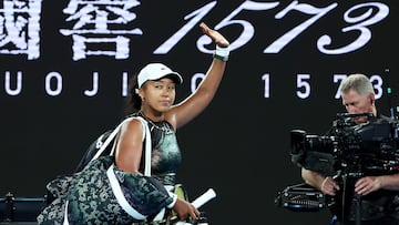 Naomi Osaka se despide del público de la Rod Laver Arena.