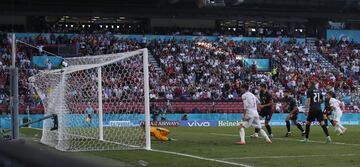 Sarabia empat¨® el partido. 1-1.
