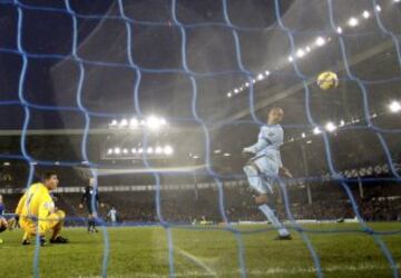 Fernandinho abrió el marcador. 