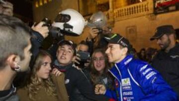 Jorge Lorenzo posa junto a sus fans en Palma de Mallorca.